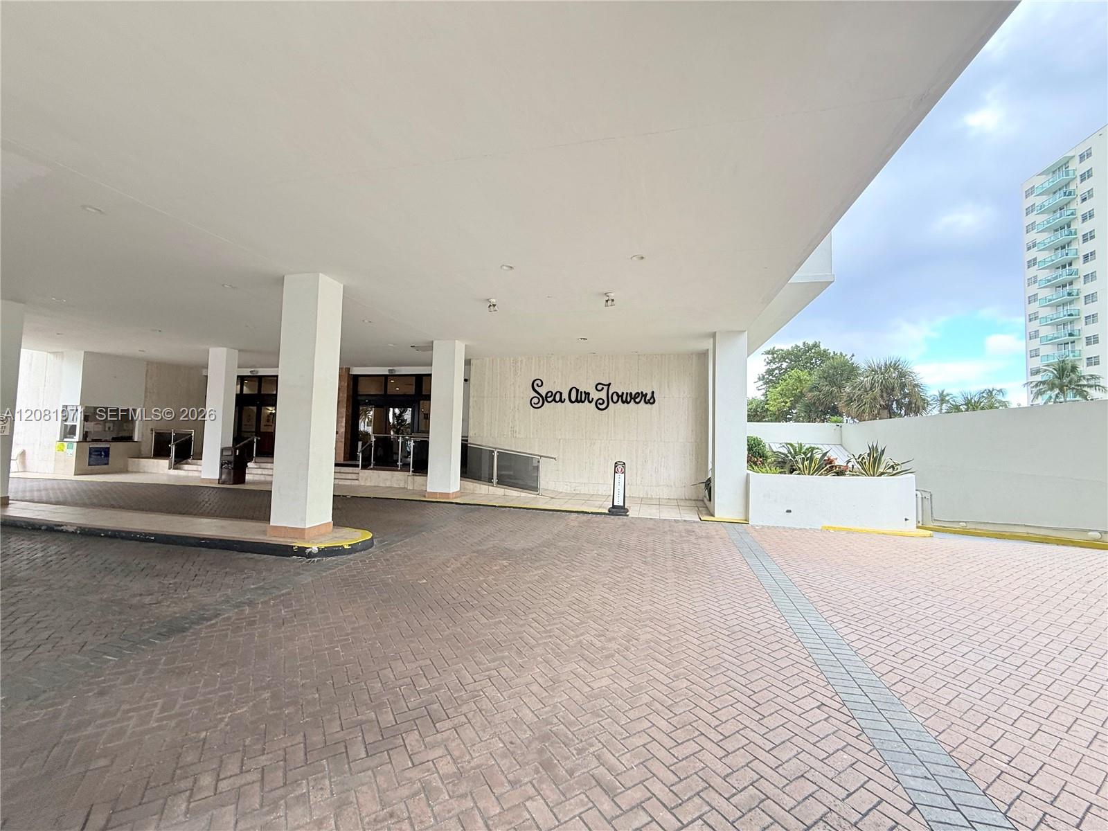 3725 S Ocean Drive 423 Property Photo 1