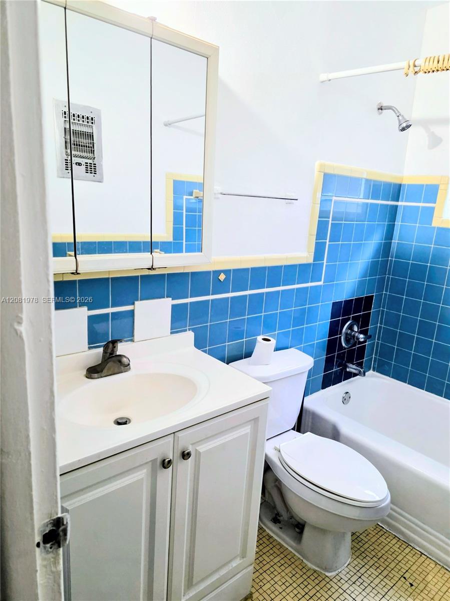 635 8th Street 202 Property Photo 4