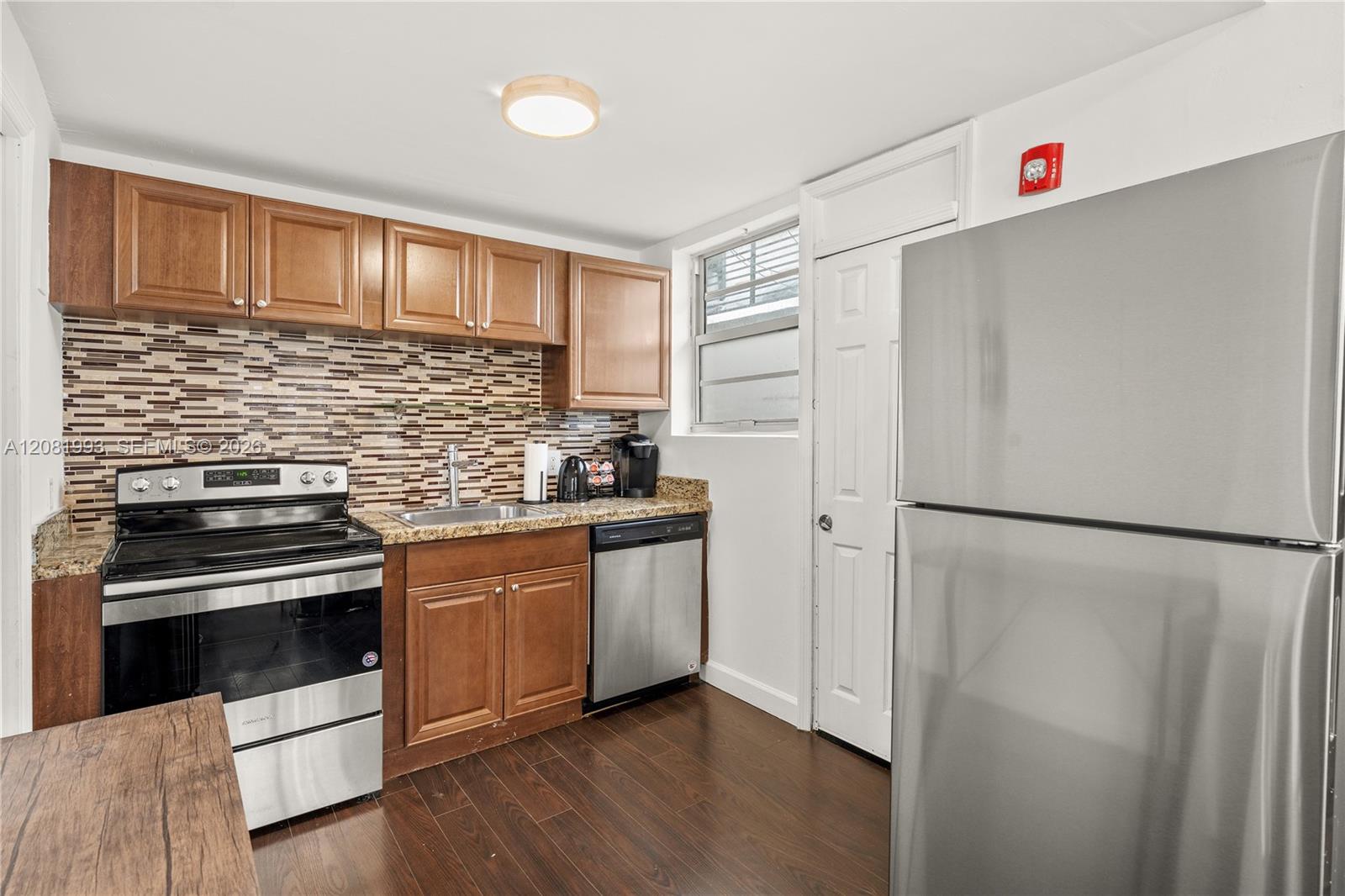 A12081993 Property Photo 12
