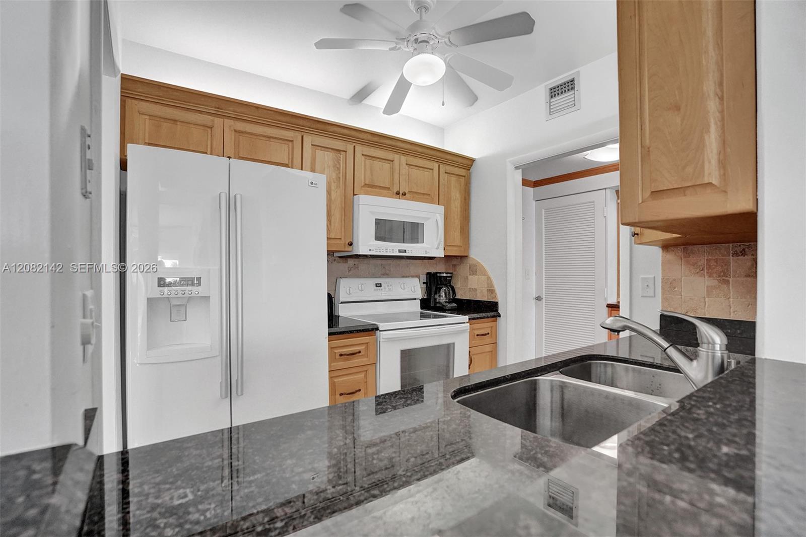 400 N Riverside Drive 406 Property Photo 10