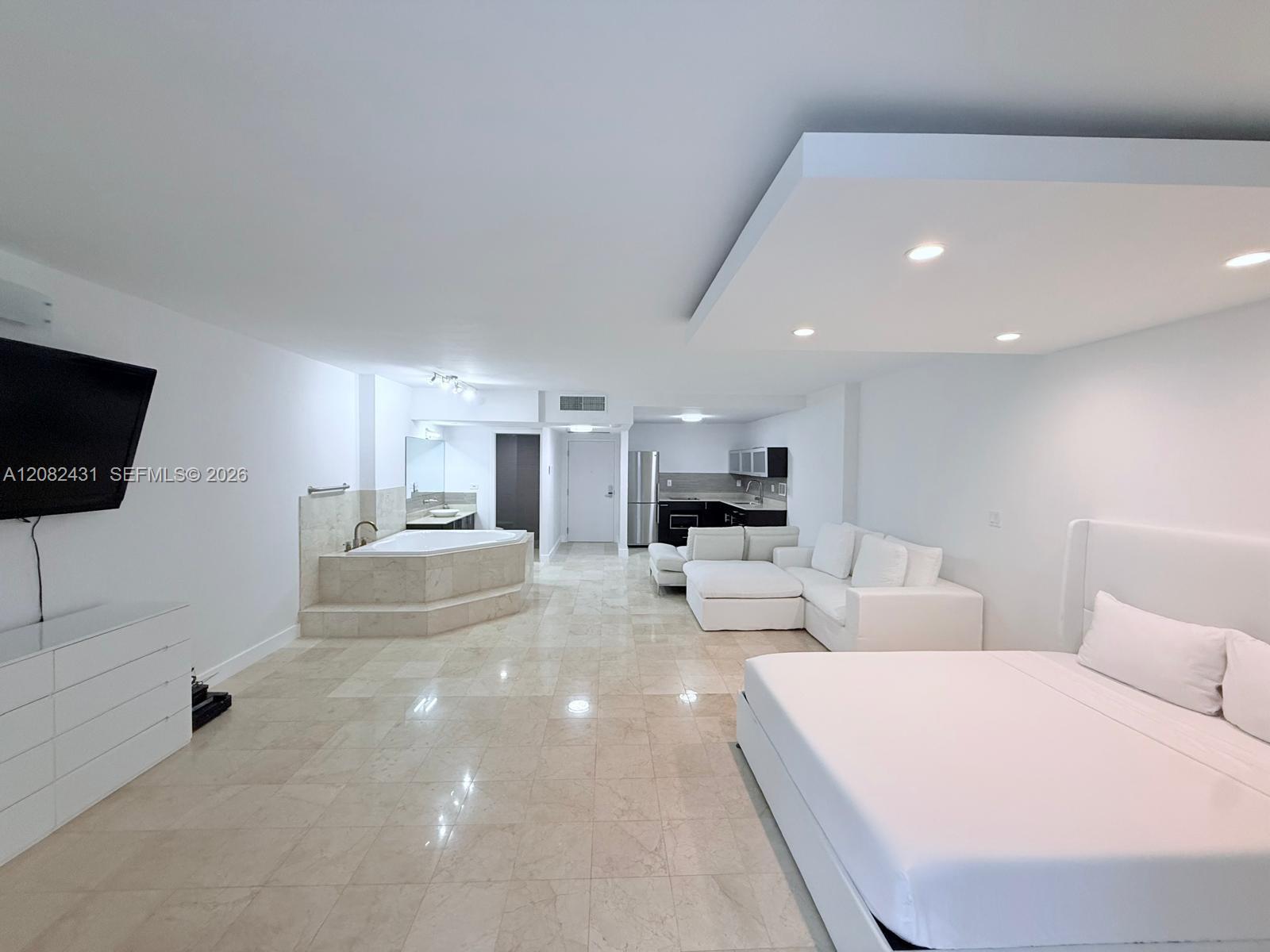 2301 Collins Avenue 621 Property Photo 1