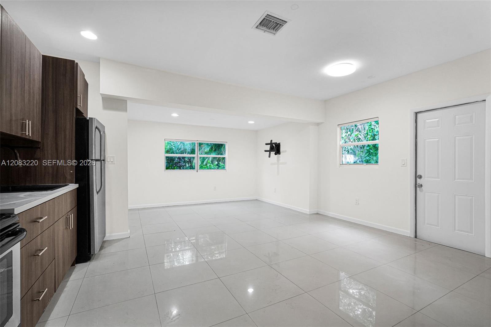 18 Nw 45th Street A Property Photo 2
