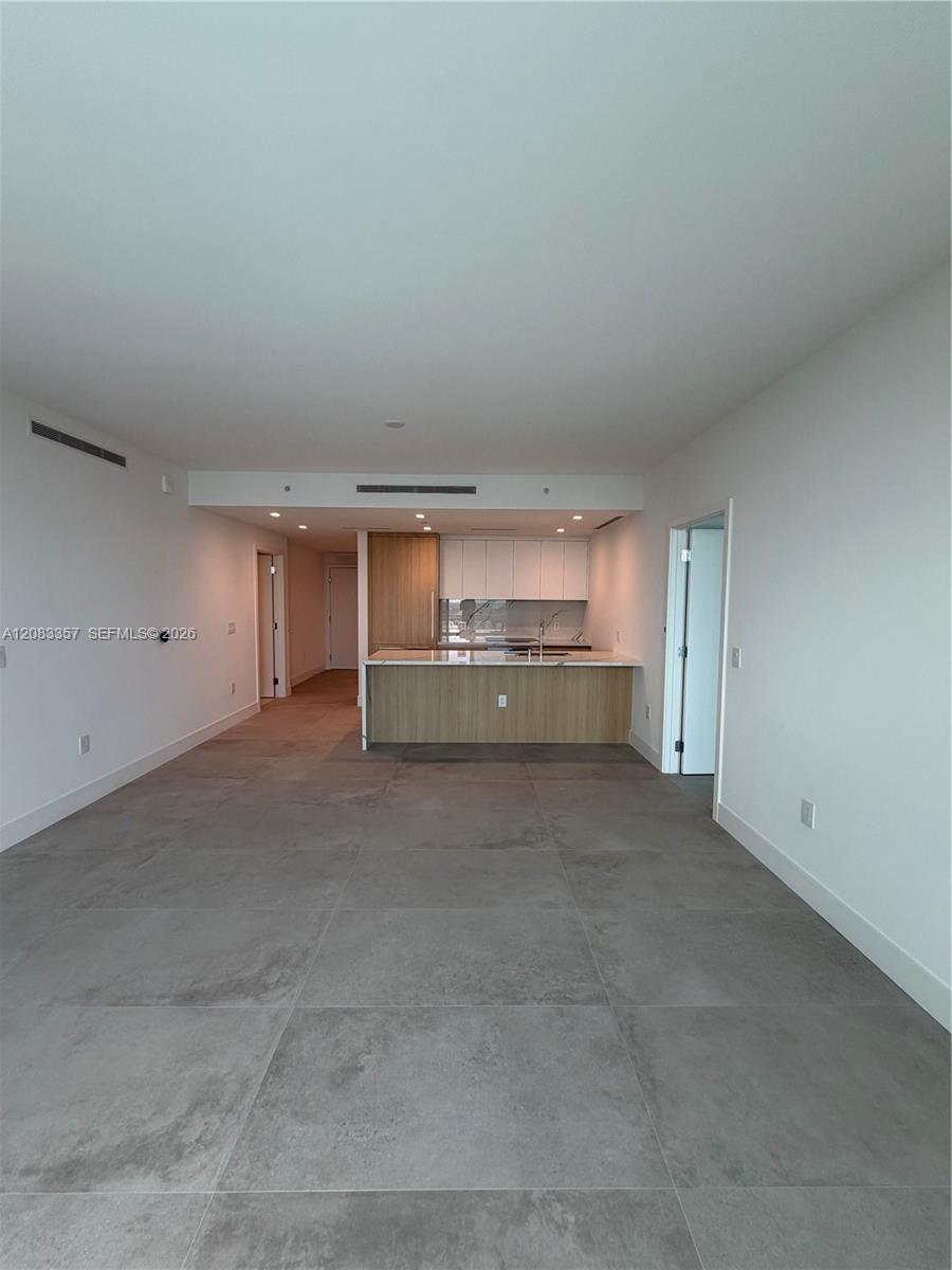 2411 Laguna Circle 2508 Property Photo 1