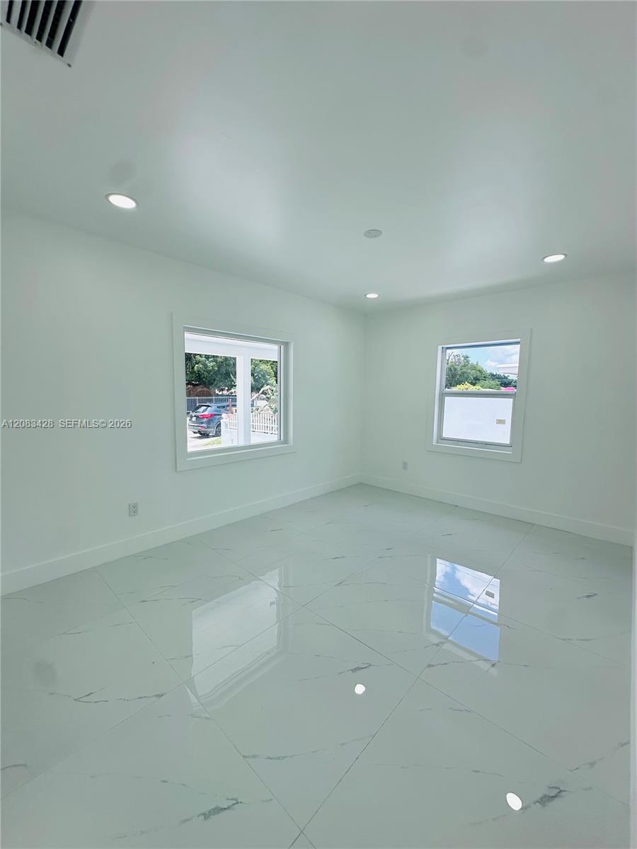82 E 16th Street Property Photo 8