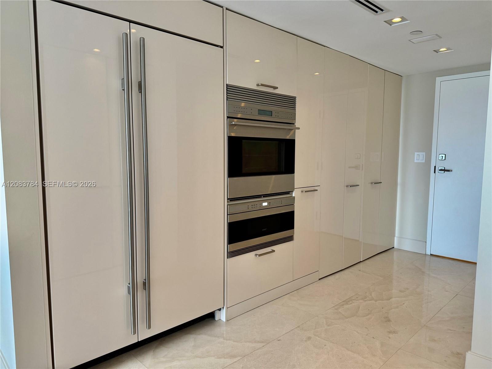 881 Ocean Drive 25e Property Photo 13