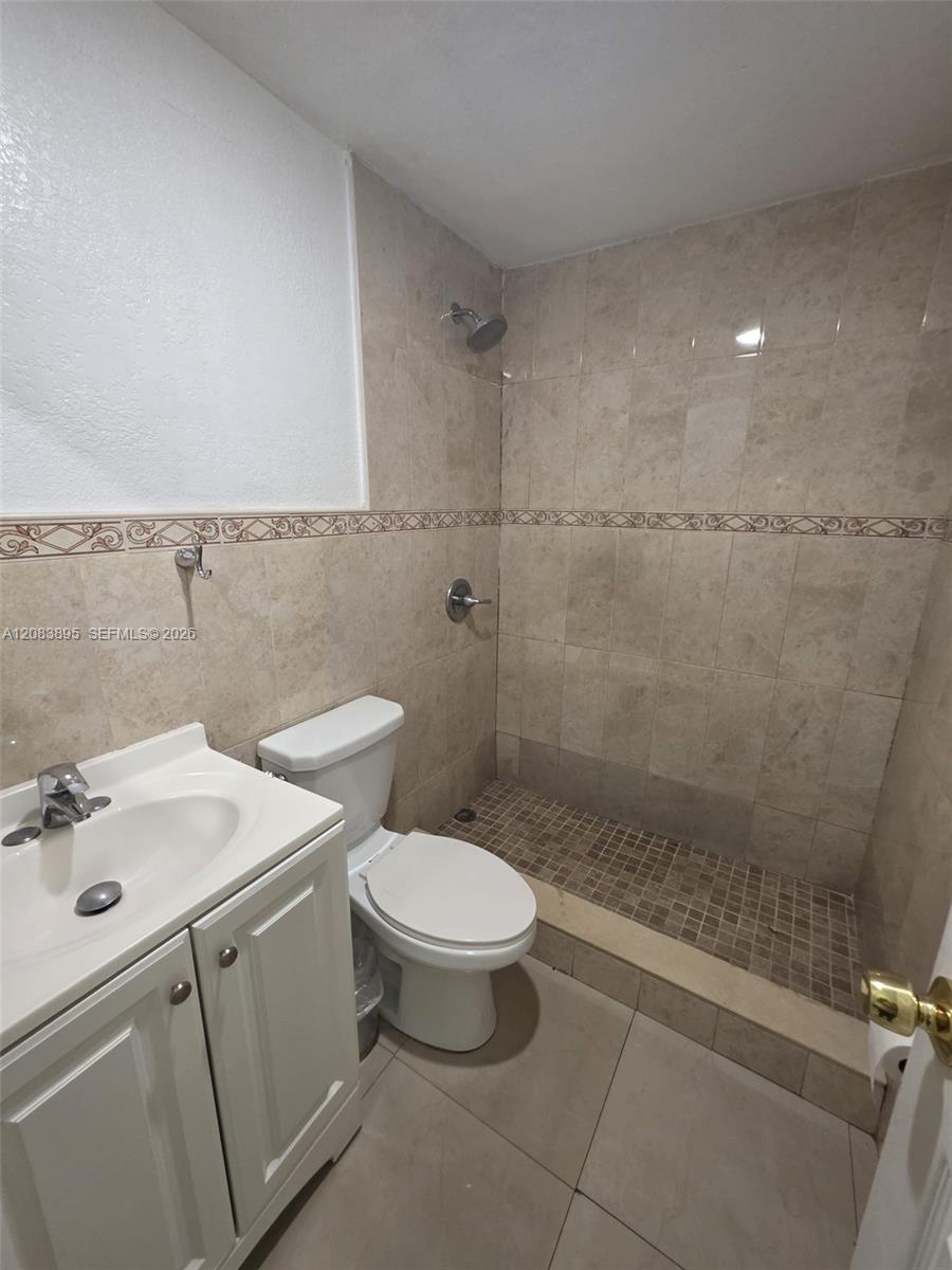 1035 W 77th Street 215 Property Photo 4