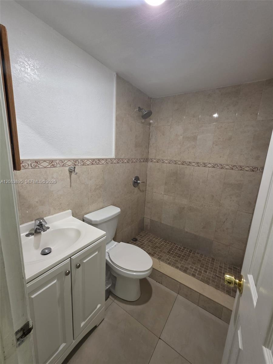 1035 W 77th Street 215 Property Photo 5