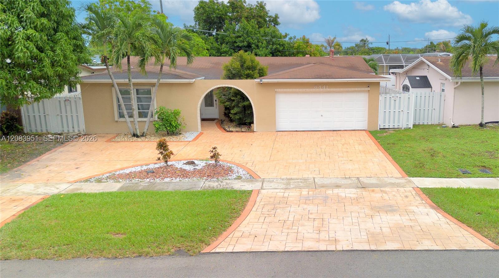 8441 Sunset Strip Property Photo 1