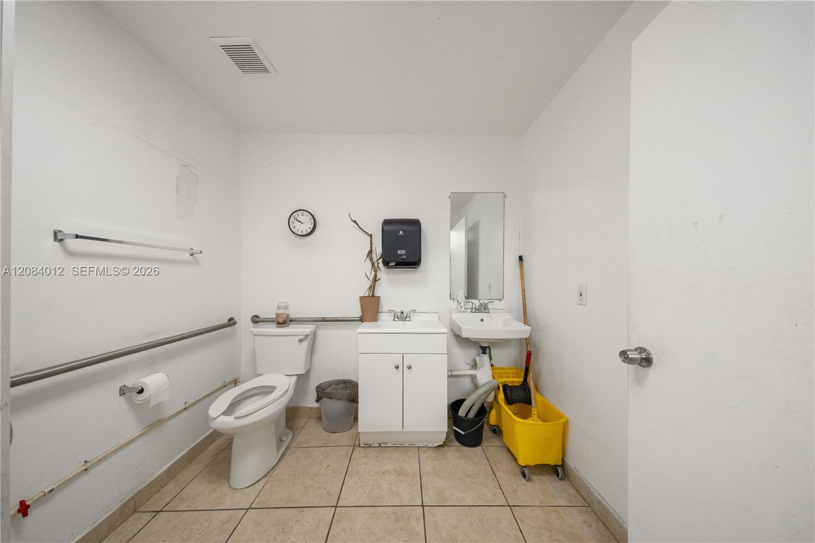 A12084012 Property Photo 11