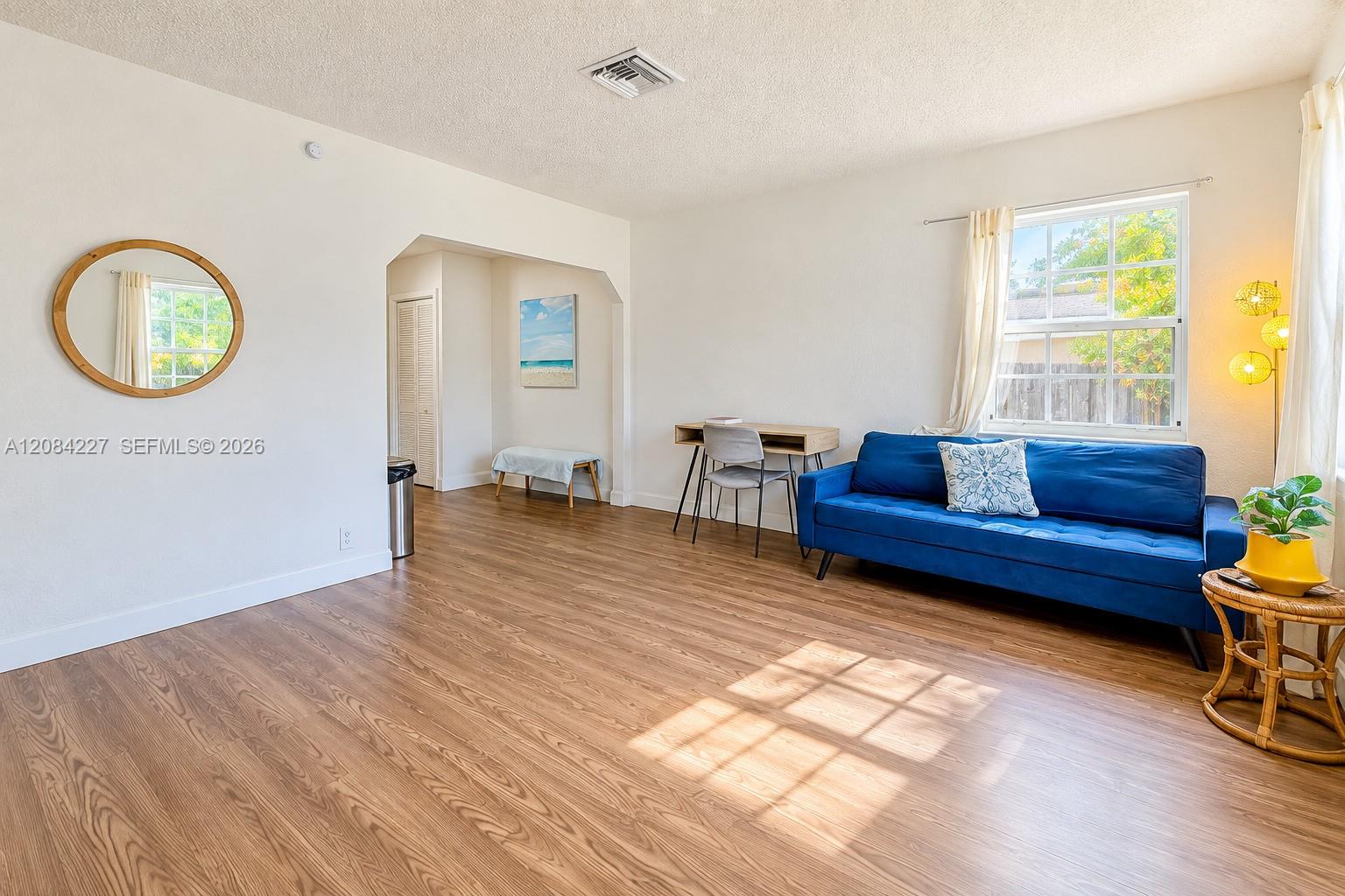 2740 Dewey Street Property Photo 2