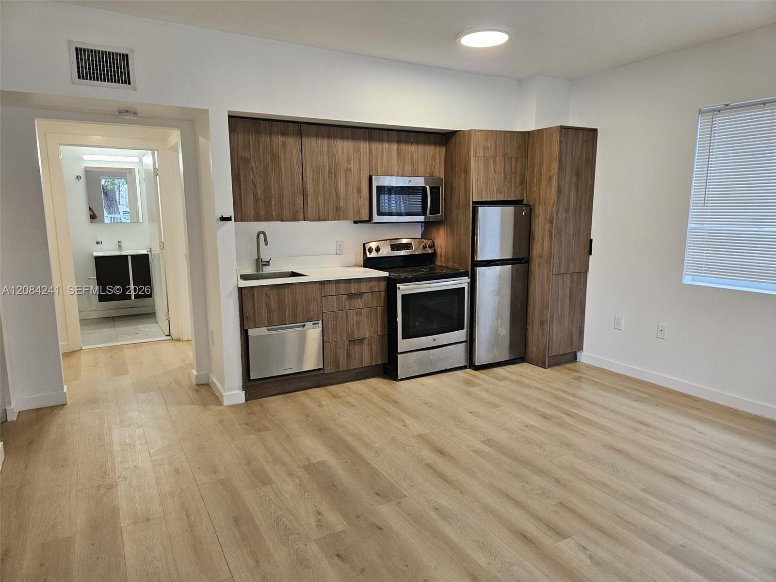 557 Michigan Avenue 211 W/parking Property Photo 1