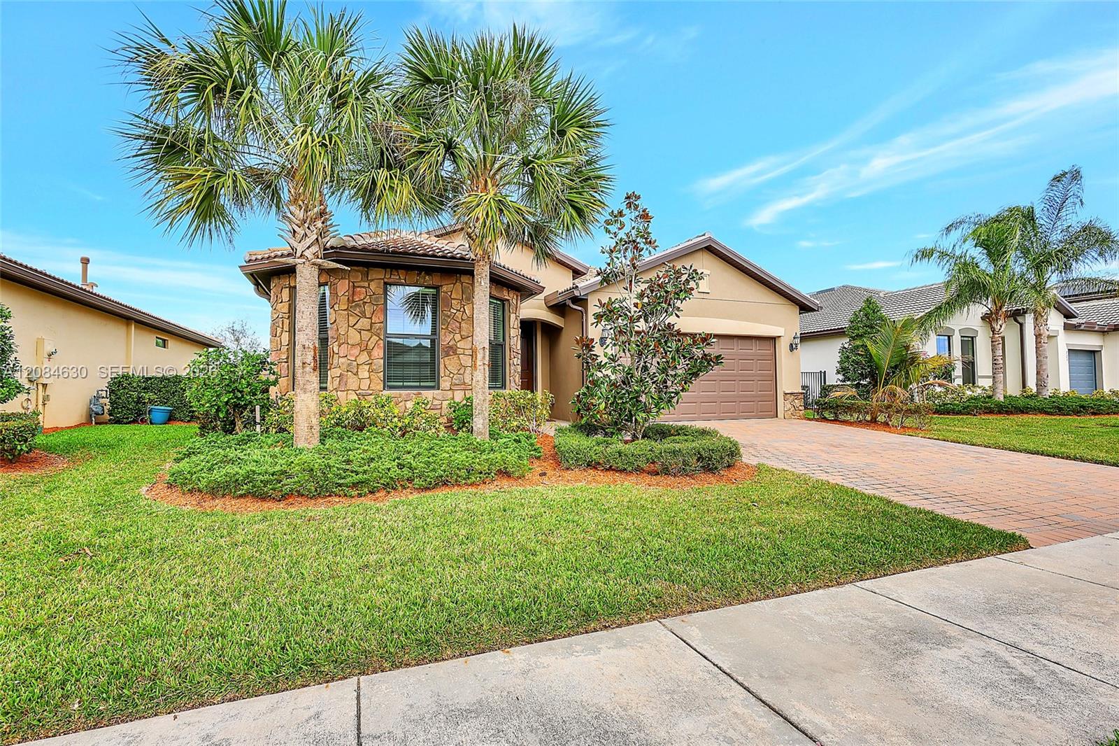 727 SE Boboli Way Property Photo 1