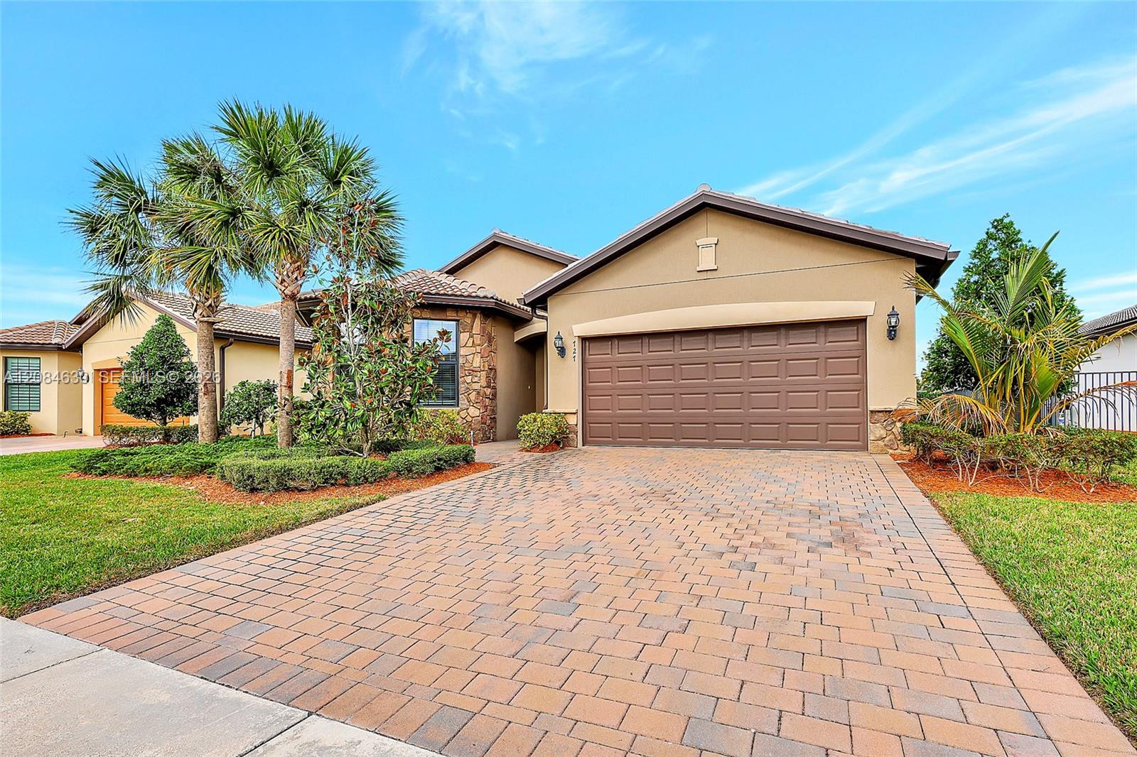 727 Se Boboli Way Property Photo 2