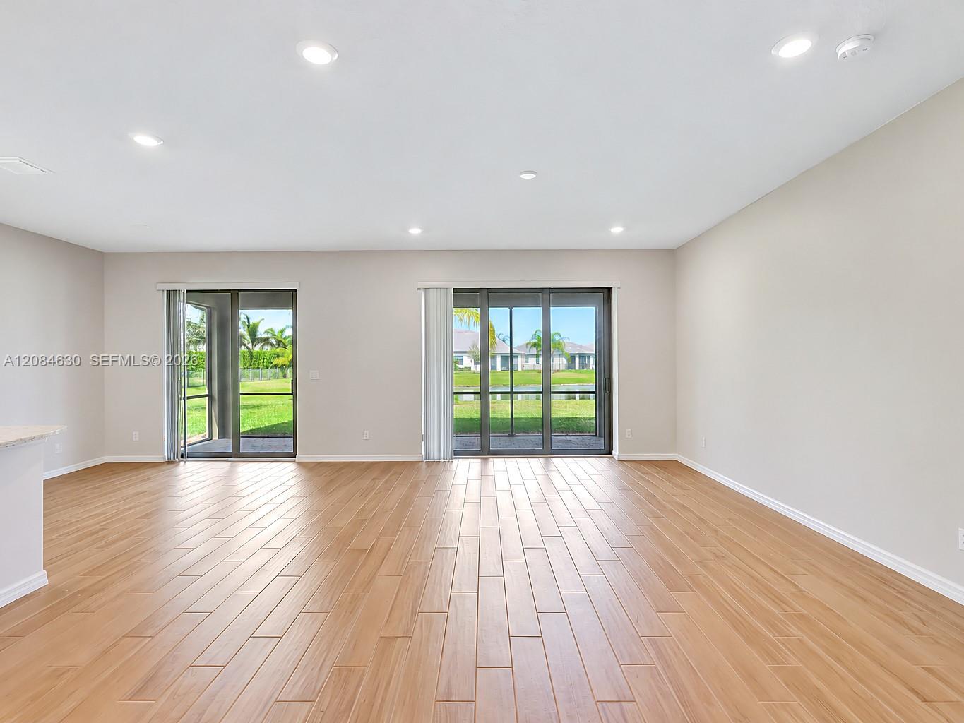 727 Se Boboli Way Property Photo 4