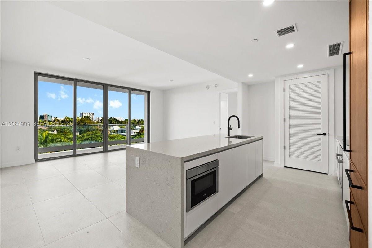 2200 Brickell Avenue 422 Property Photo 5
