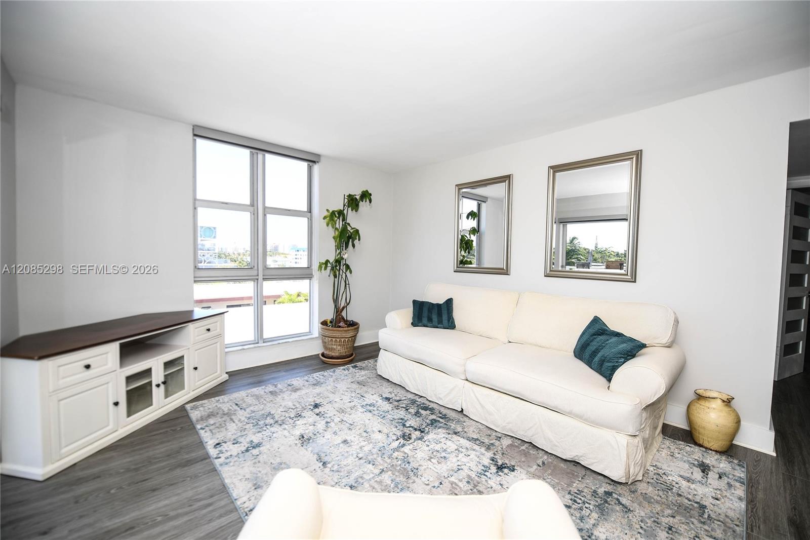 8305 Crespi Boulevard 4d Property Photo 3