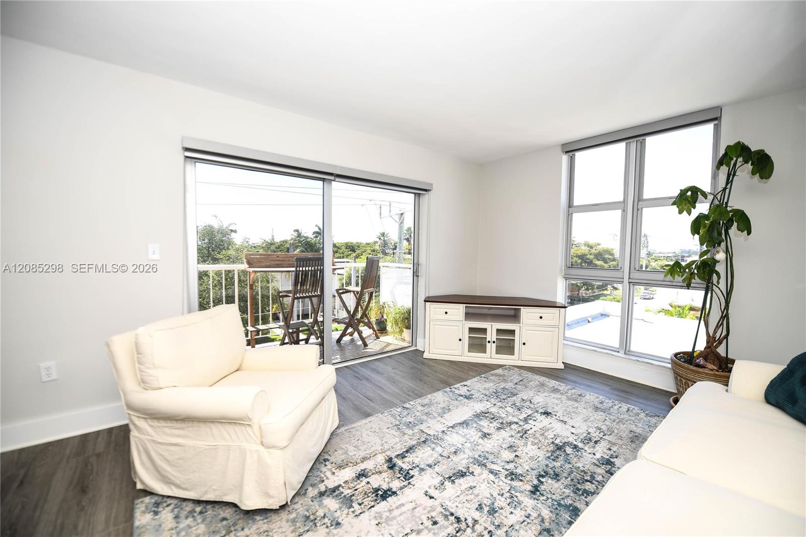 8305 Crespi Boulevard 4d Property Photo 5