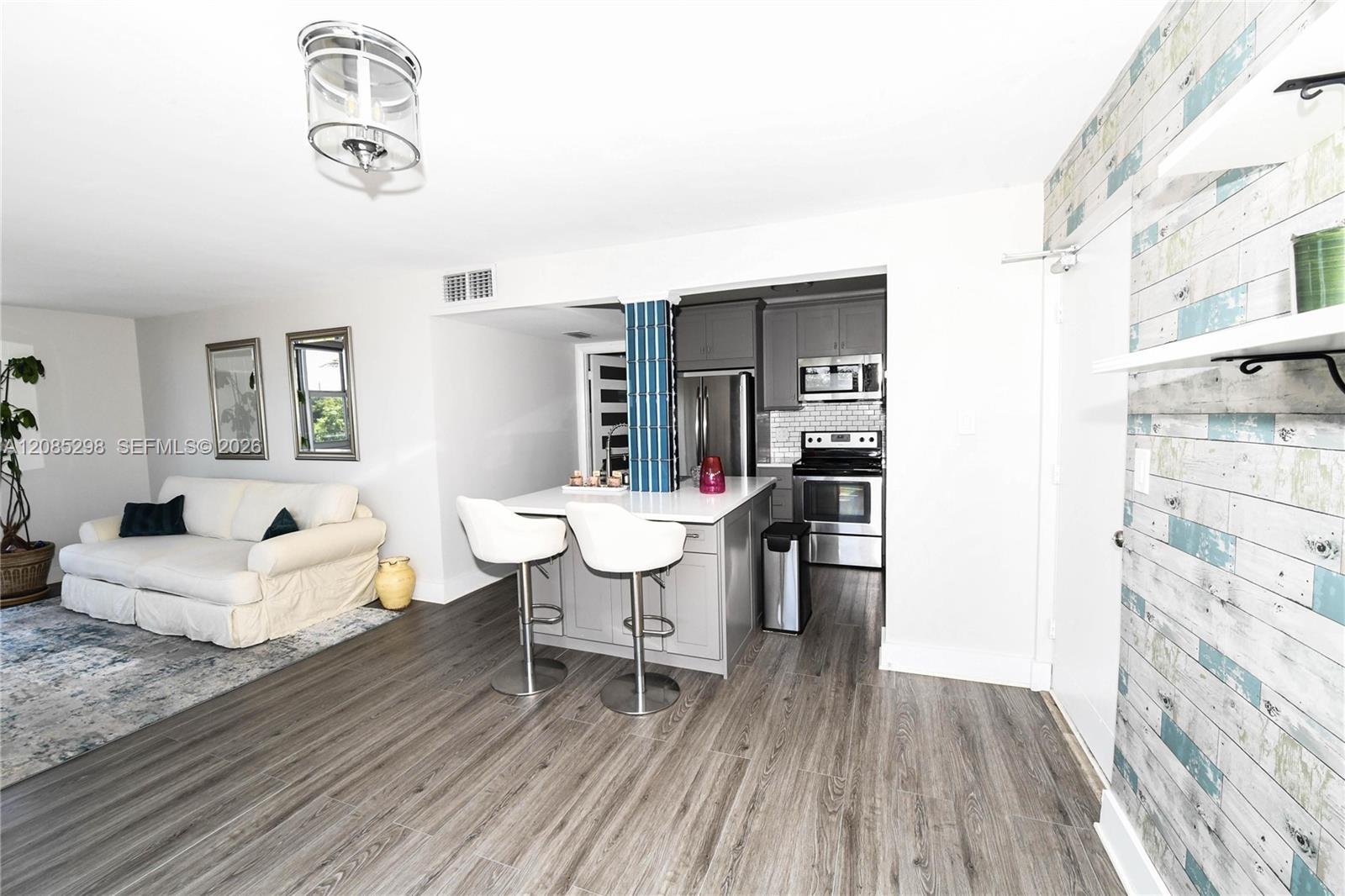 8305 Crespi Boulevard 4d Property Photo 9