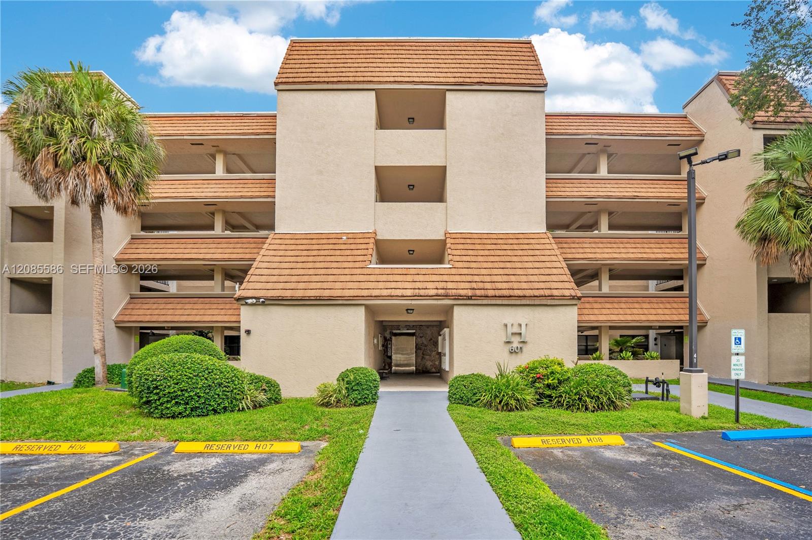 601 Ives Dairy Road 105-8 Property Photo 1