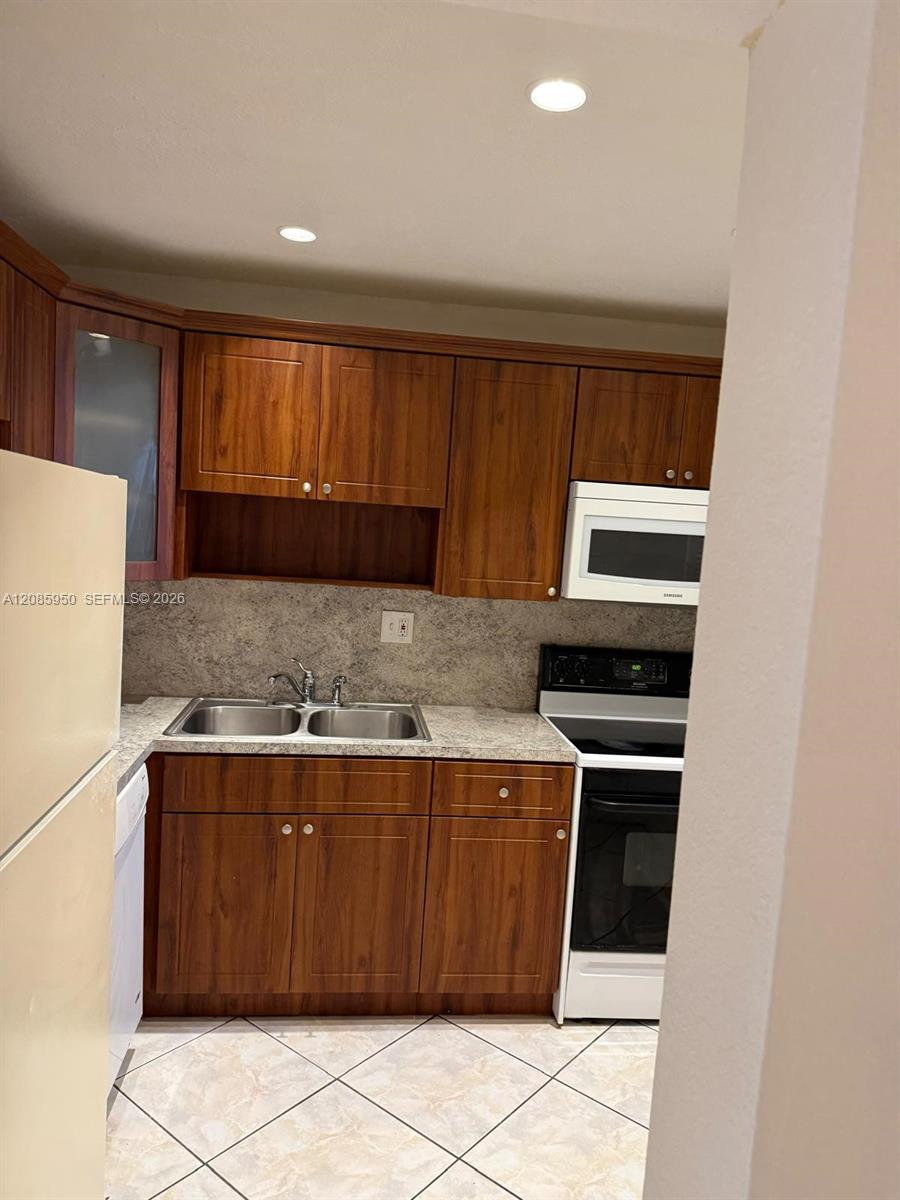 8040 N Colony Circle N 304 Property Photo 3