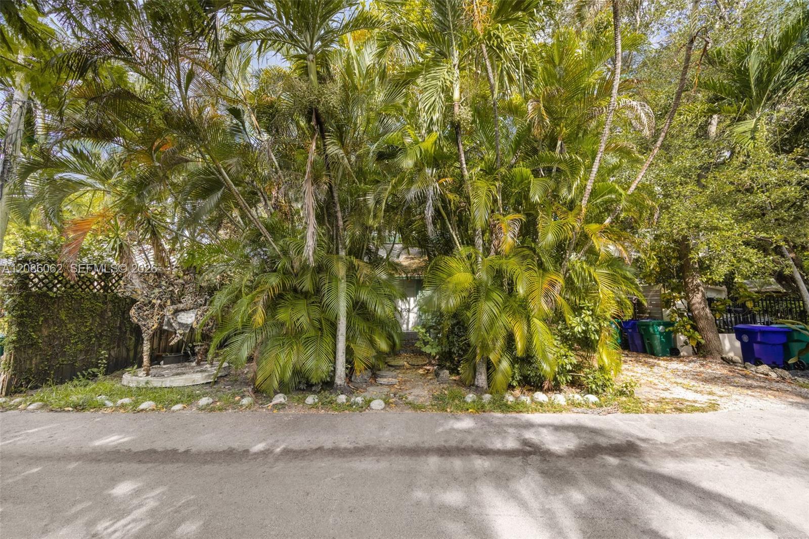 2952 Louise Street Property Photo 4