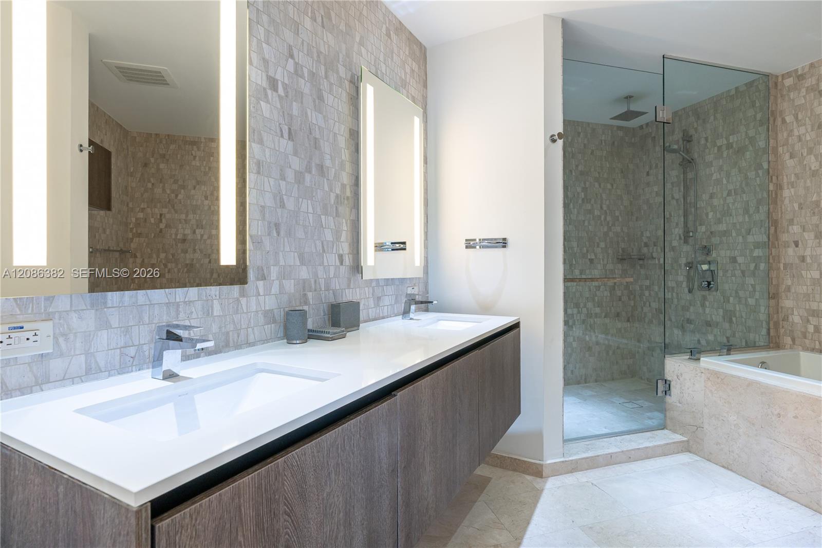 88 Sw 7th Street 2401 Property Photo 6