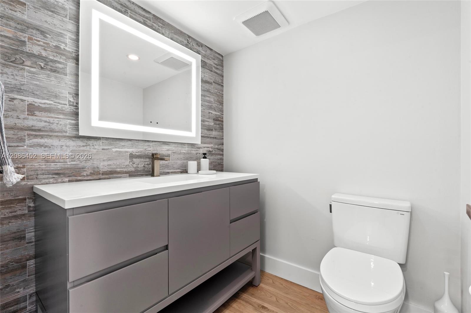 2100 S Ocean Lane 2010 Property Photo 20