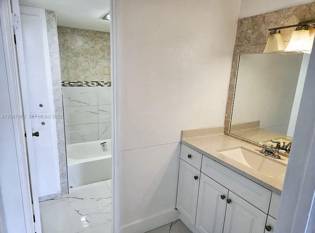 9682 Fontainebleau Boulevard 207 Property Photo 10
