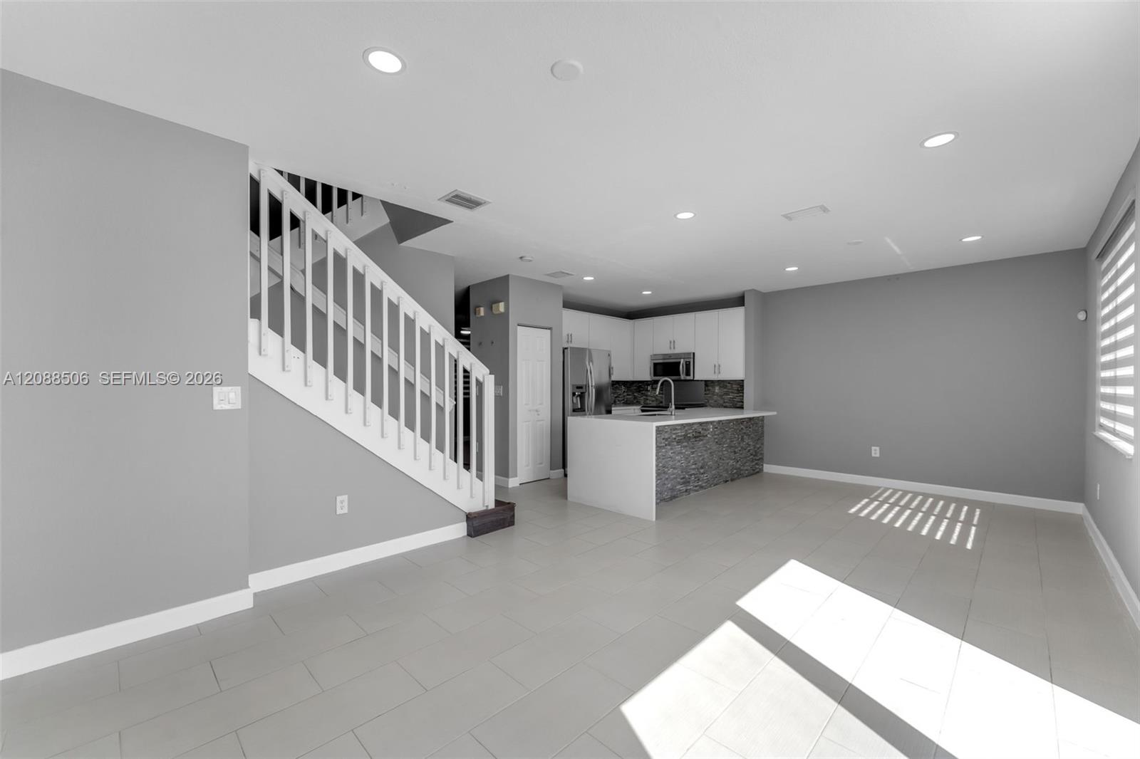967 Ne 42nd Avenue Property Photo 3