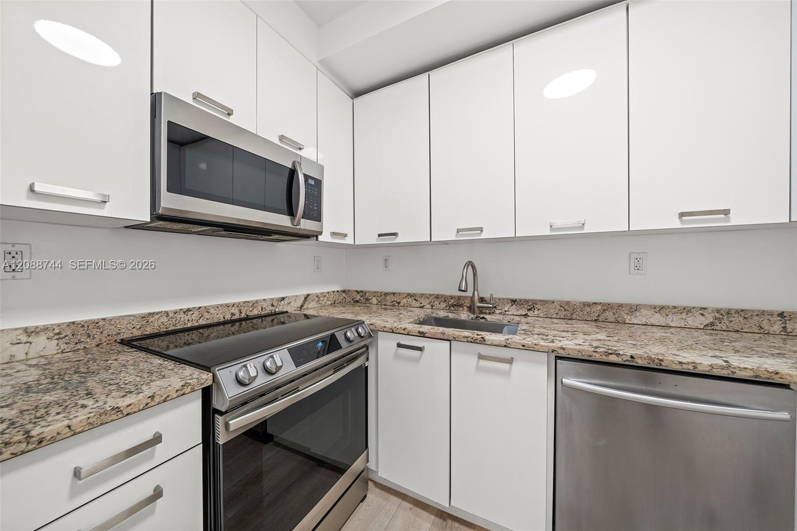 5005 Collins Avenue 1525 Property Photo 6