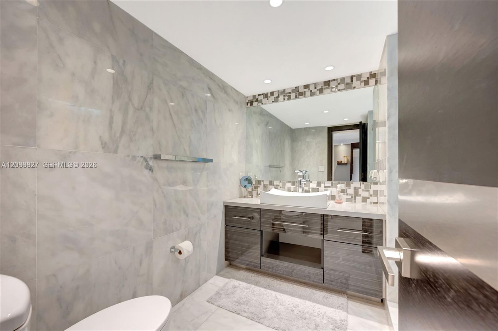 2301 Collins Avenue 307 Property Photo 12