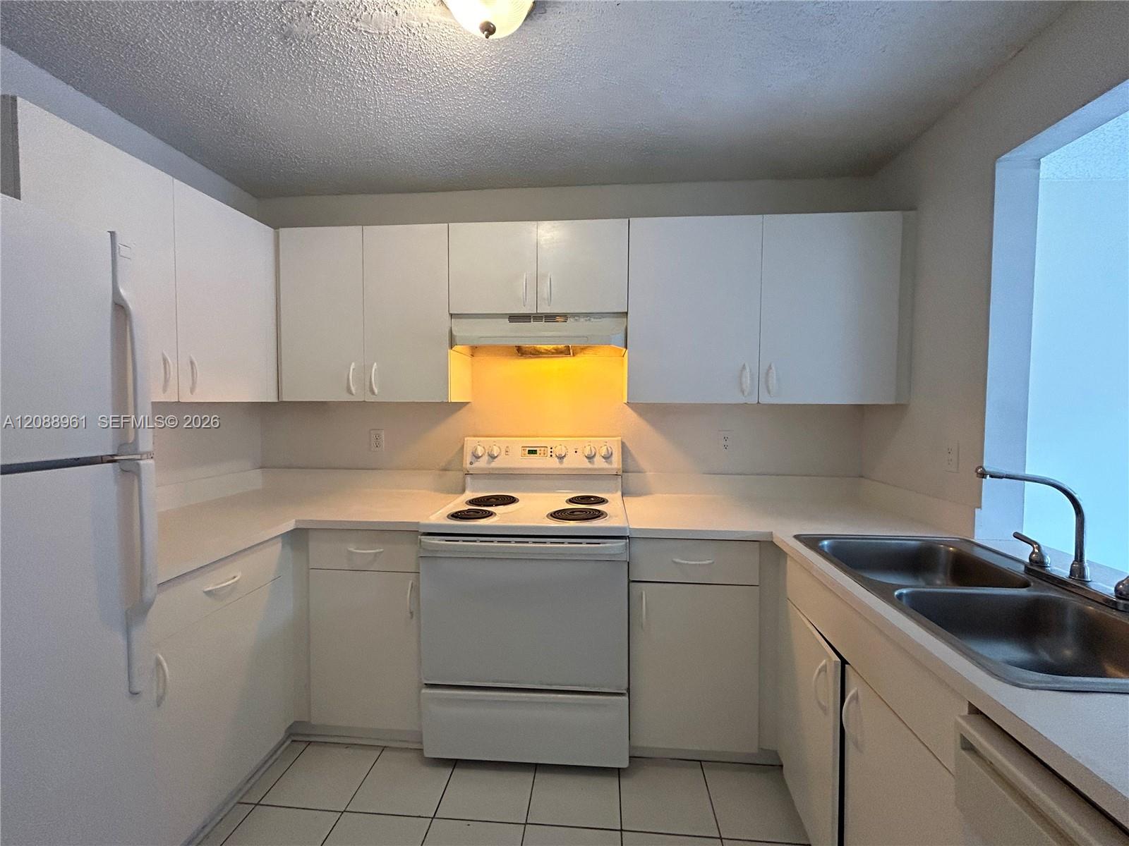 910 E Cypress Way E Property Photo 2