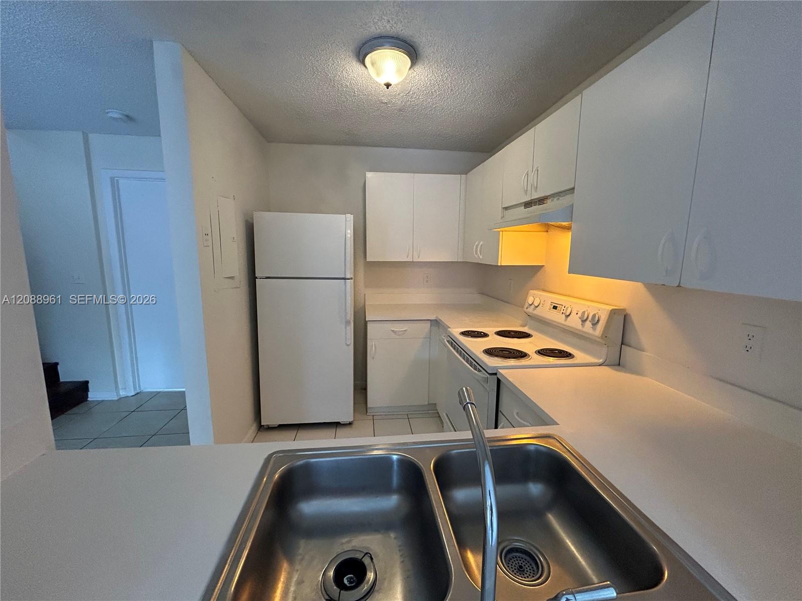 910 E Cypress Way E Property Photo 3