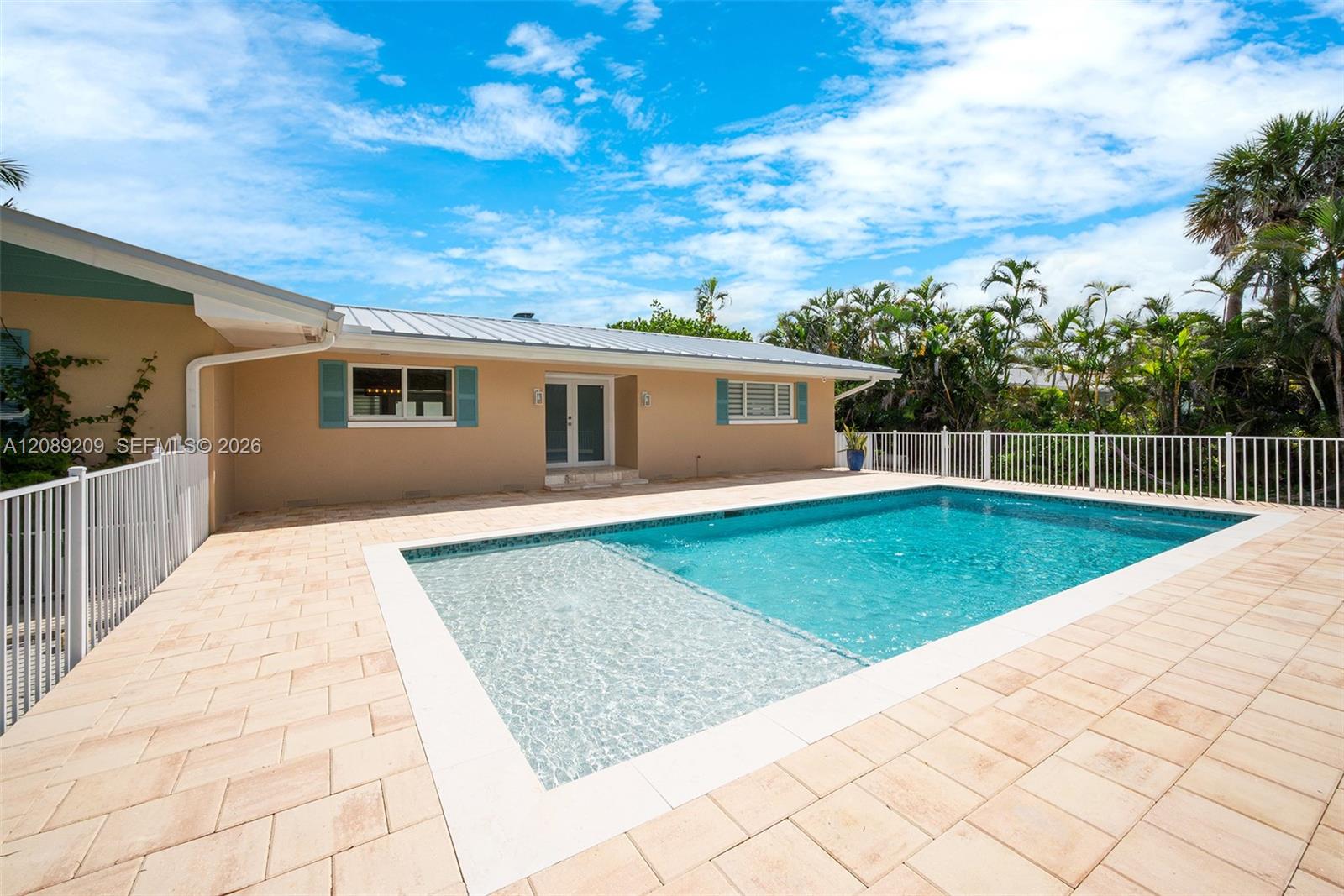 5885 Pine Tree Property Photo 3