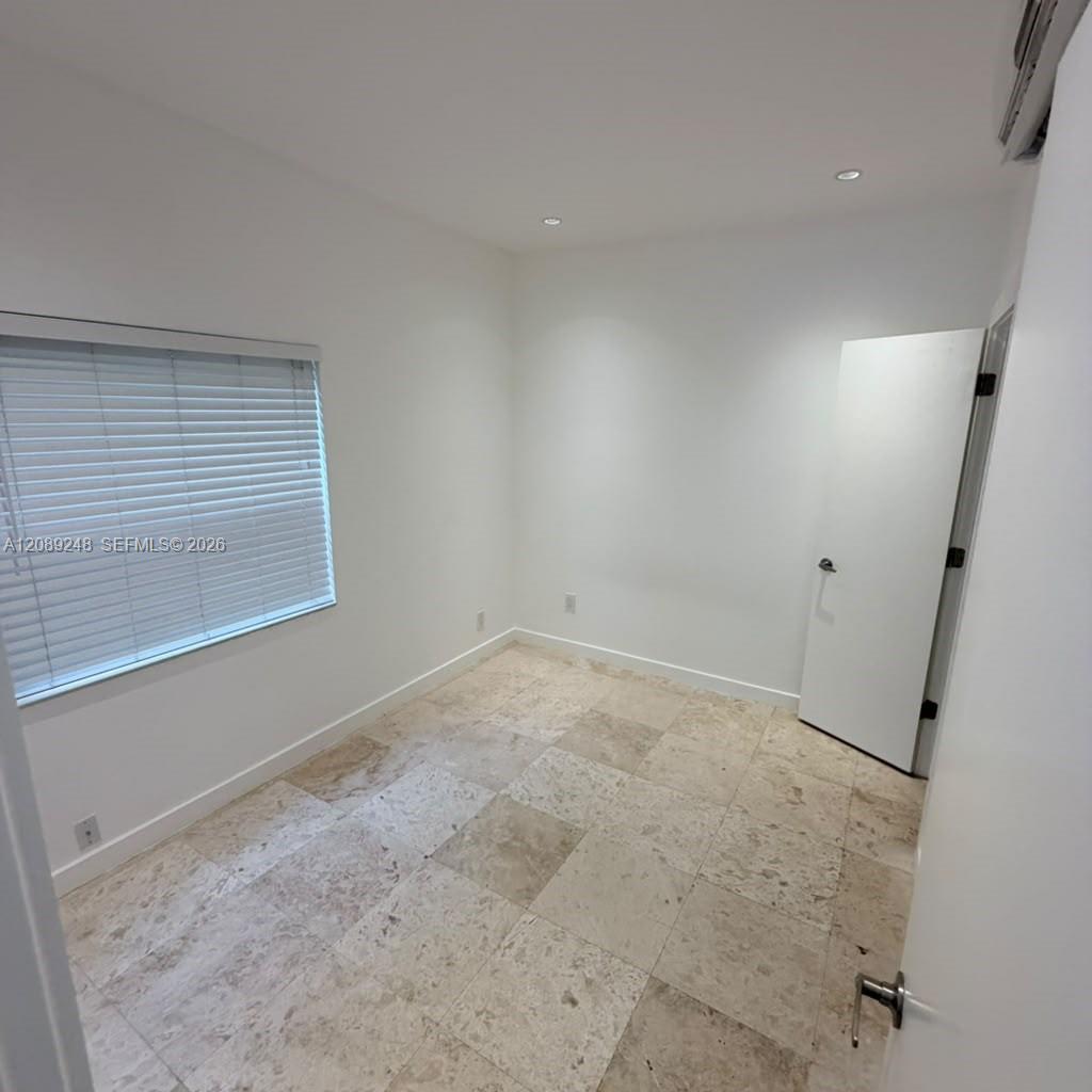 905 Se 2nd Court B Property Photo 5