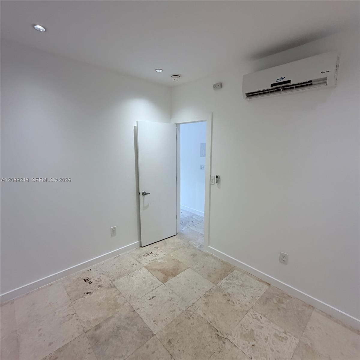 905 Se 2nd Court B Property Photo 9