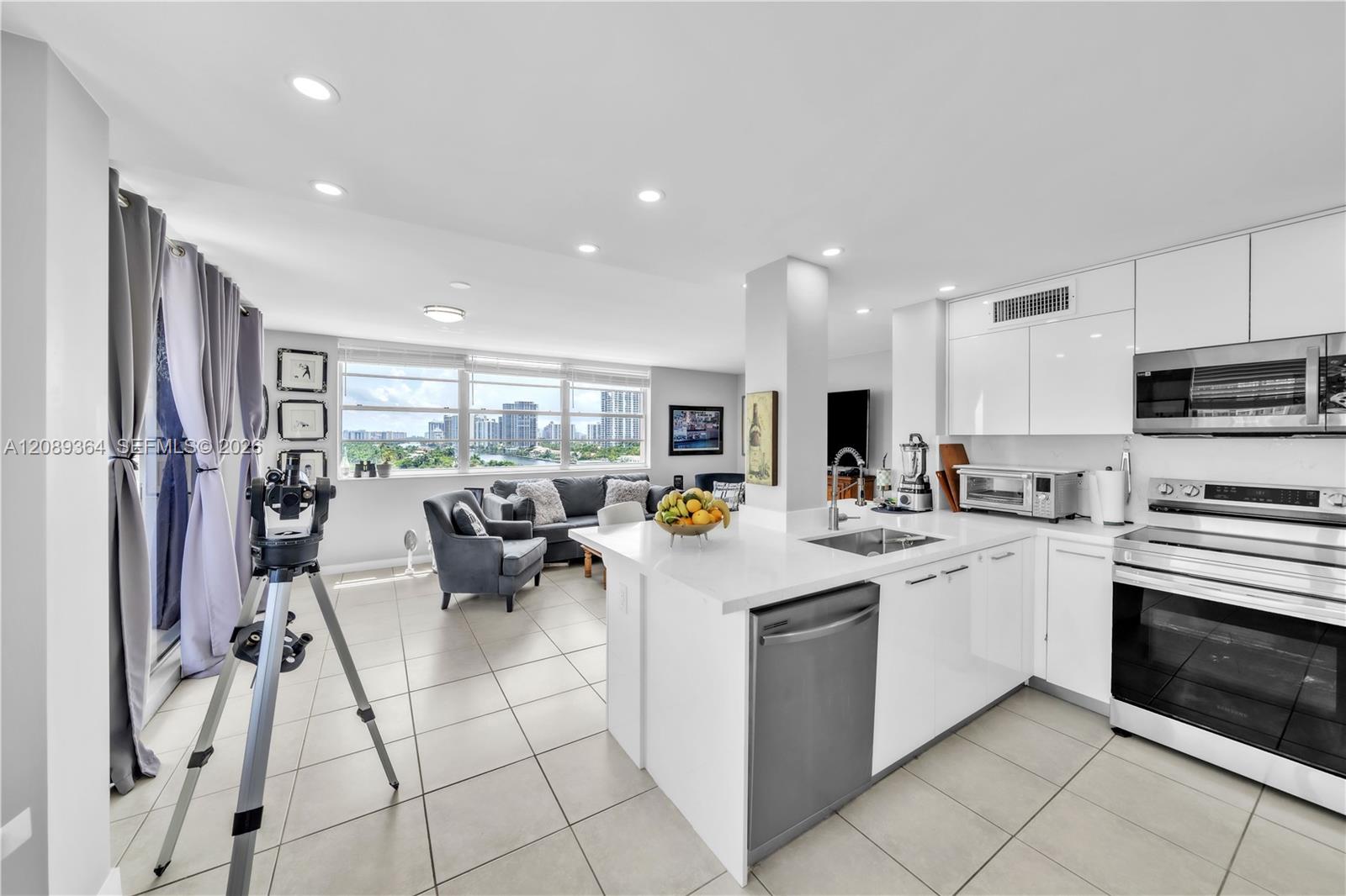 3161 S Ocean Drive 1106 Property Photo 10