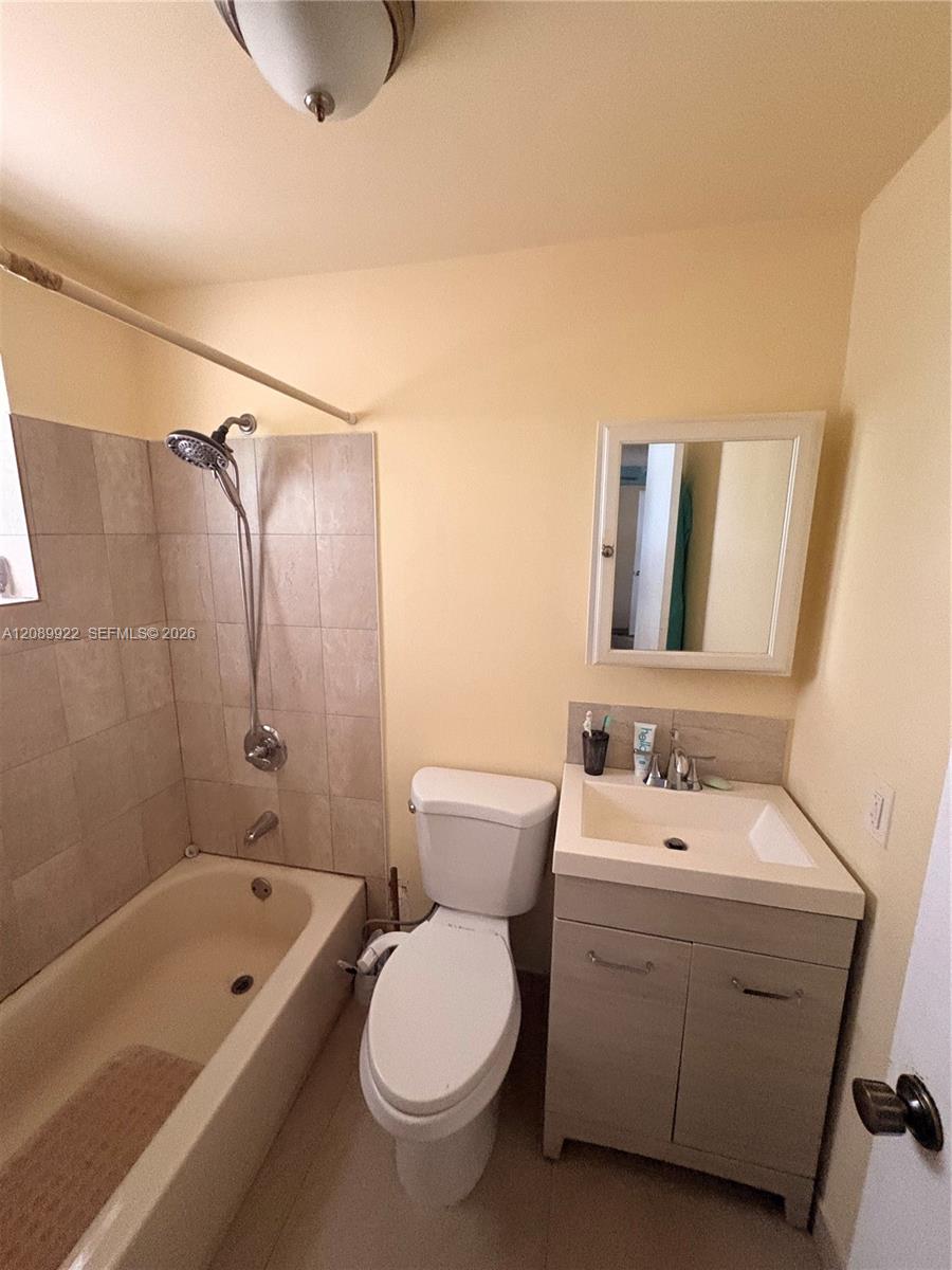 671 E 39th Street Property Photo 6
