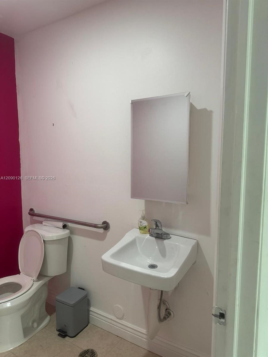 4713 N University Drive Property Photo 4