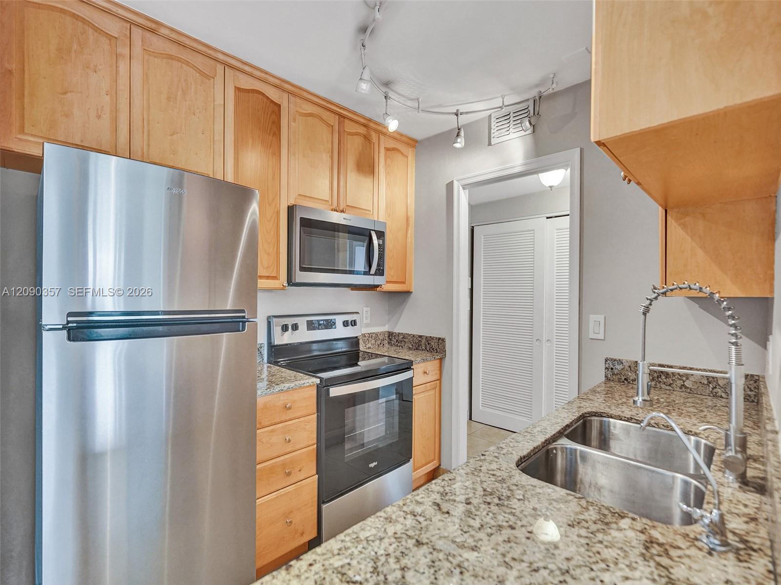 400 N Riverside Drive 303 Property Photo 3