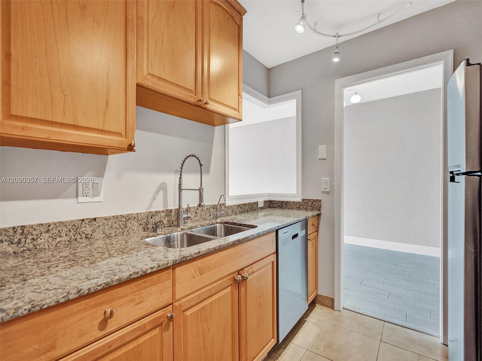 400 N Riverside Drive 303 Property Photo 4