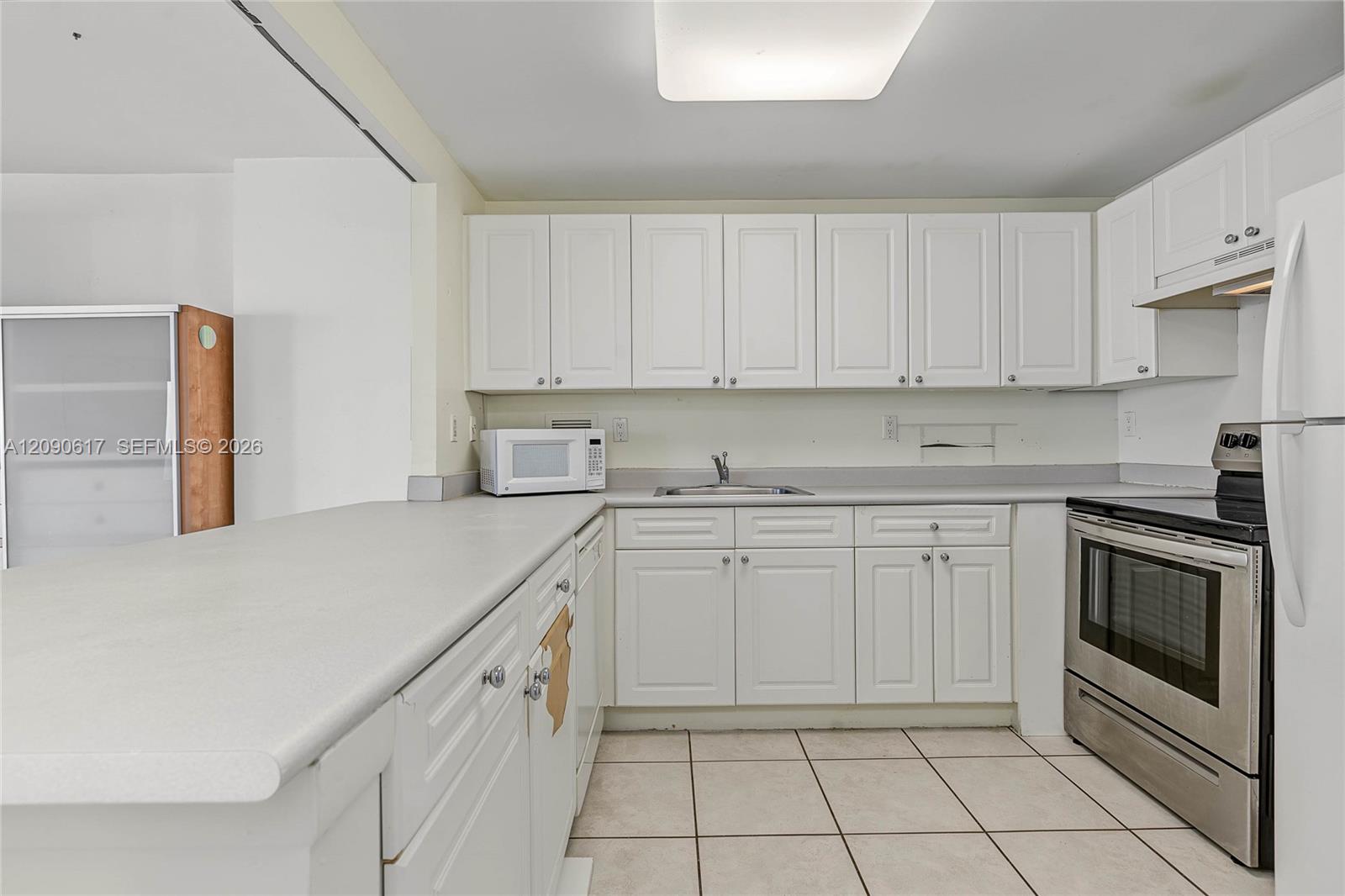 2301 Collins Avenue 1420 Property Photo 6