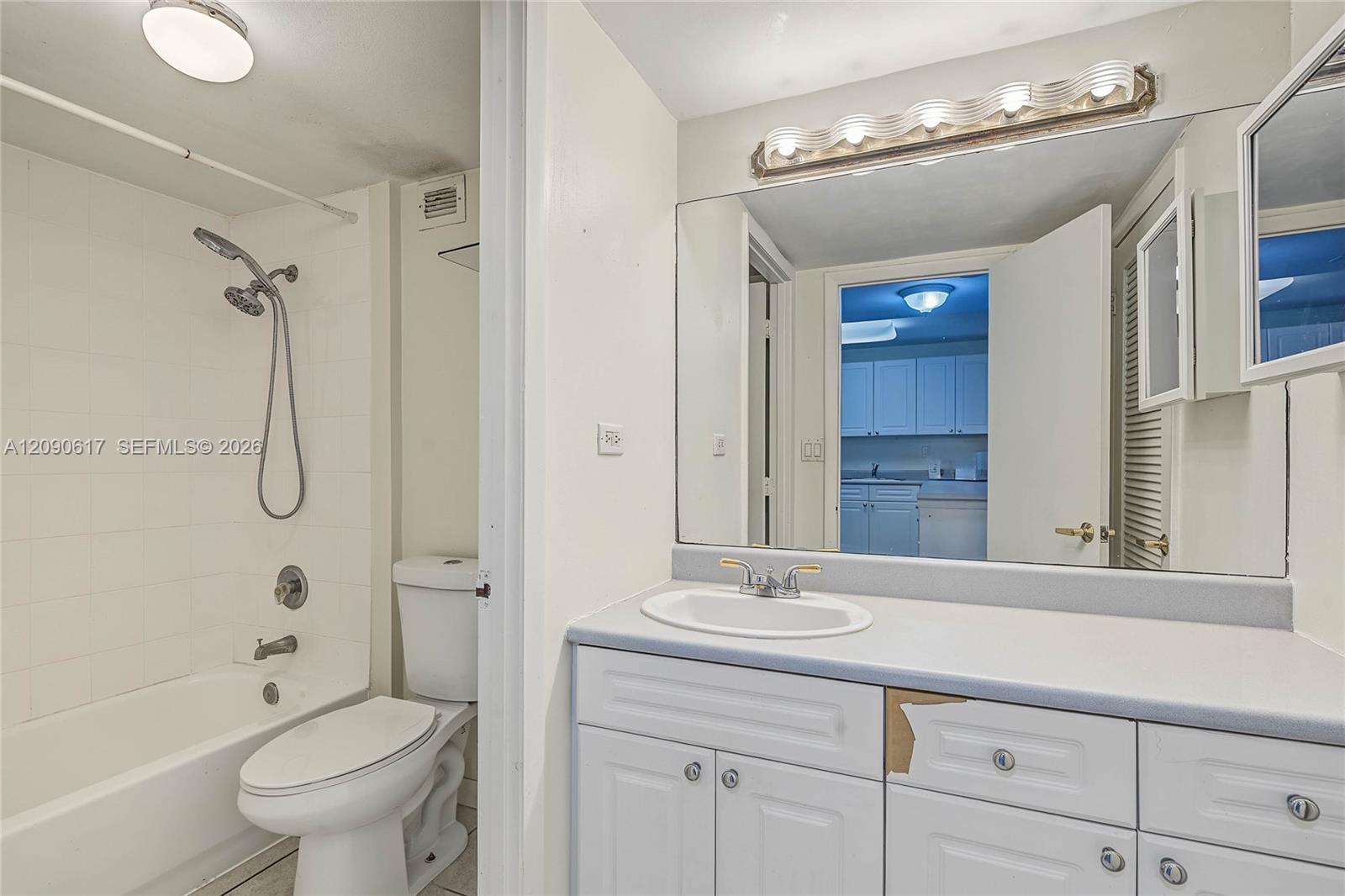 2301 Collins Avenue 1420 Property Photo 14