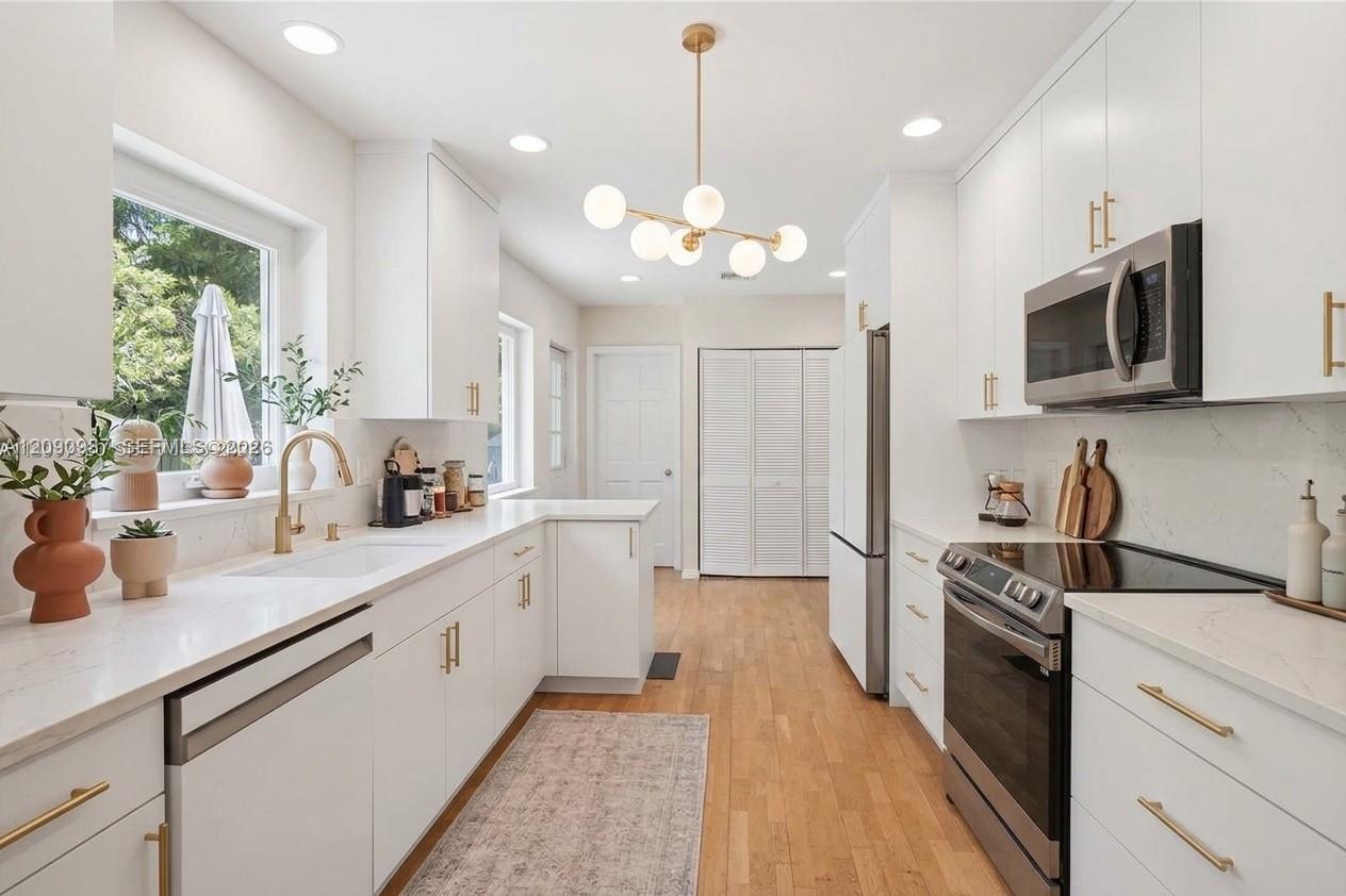A12090987 Property Photo 7