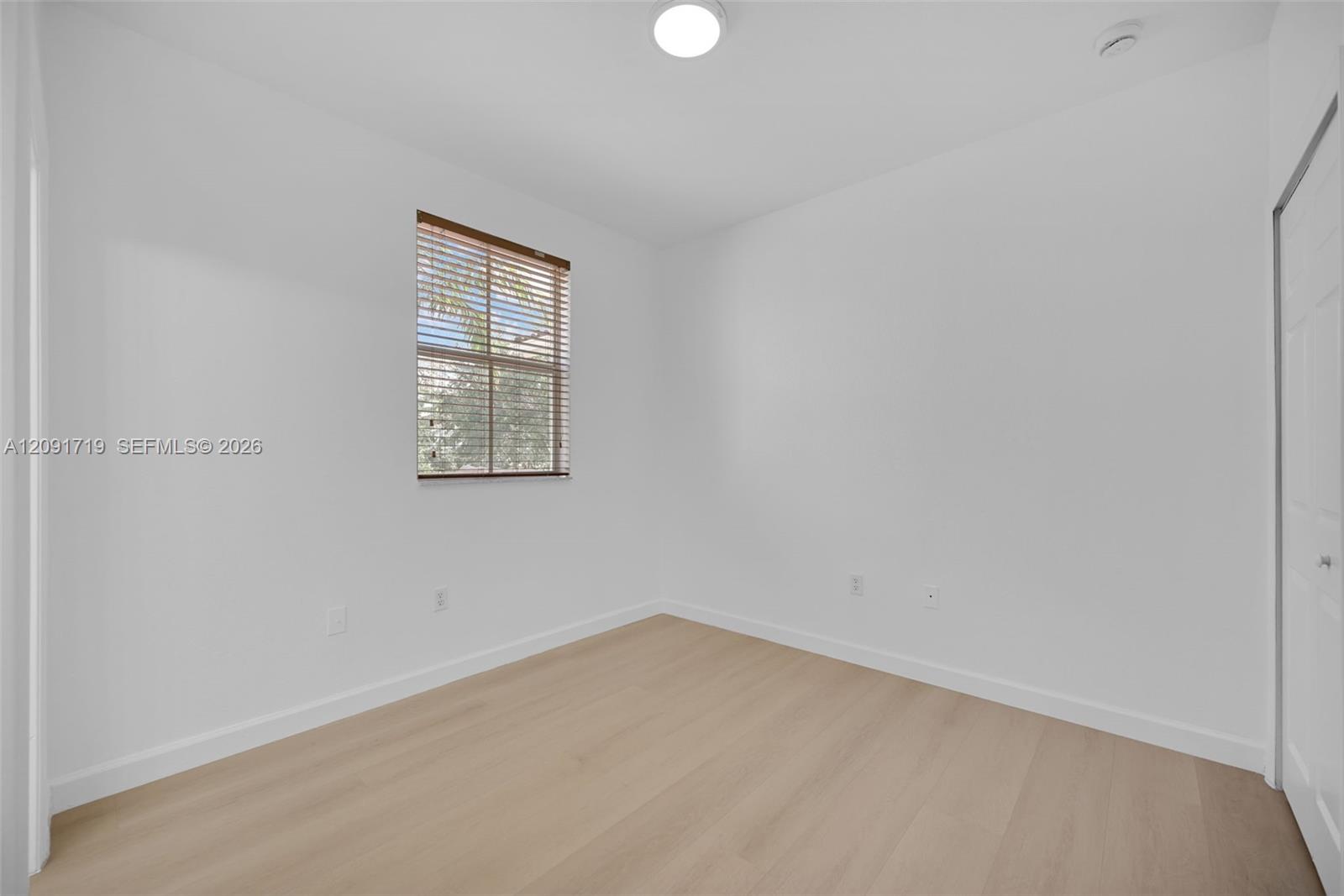 A12091719 Property Photo 32