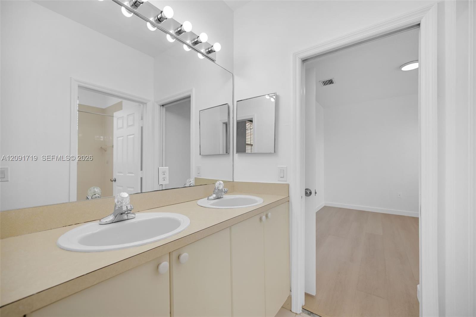 A12091719 Property Photo 36