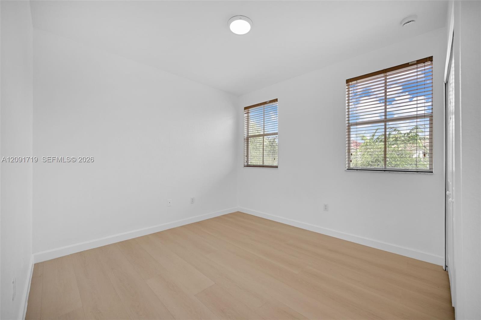 A12091719 Property Photo 38