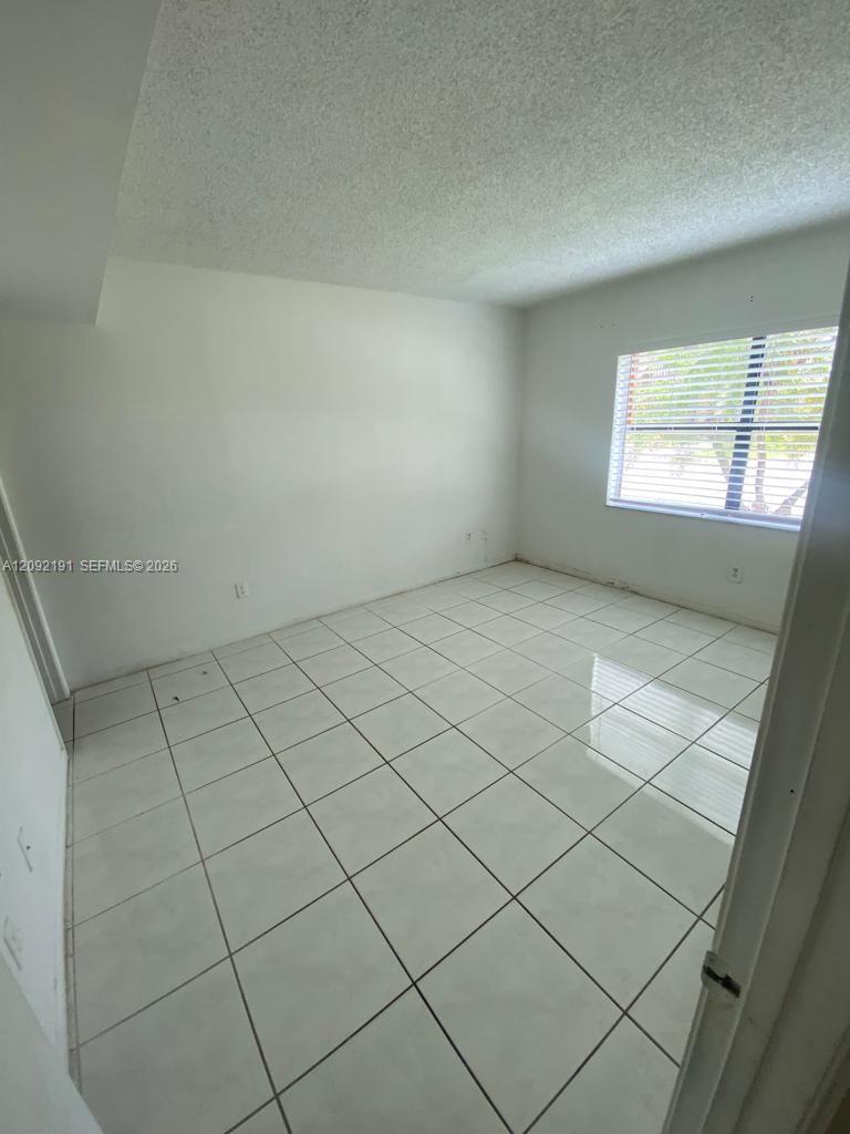 2715 W 66th Street 13-21 Property Photo 8