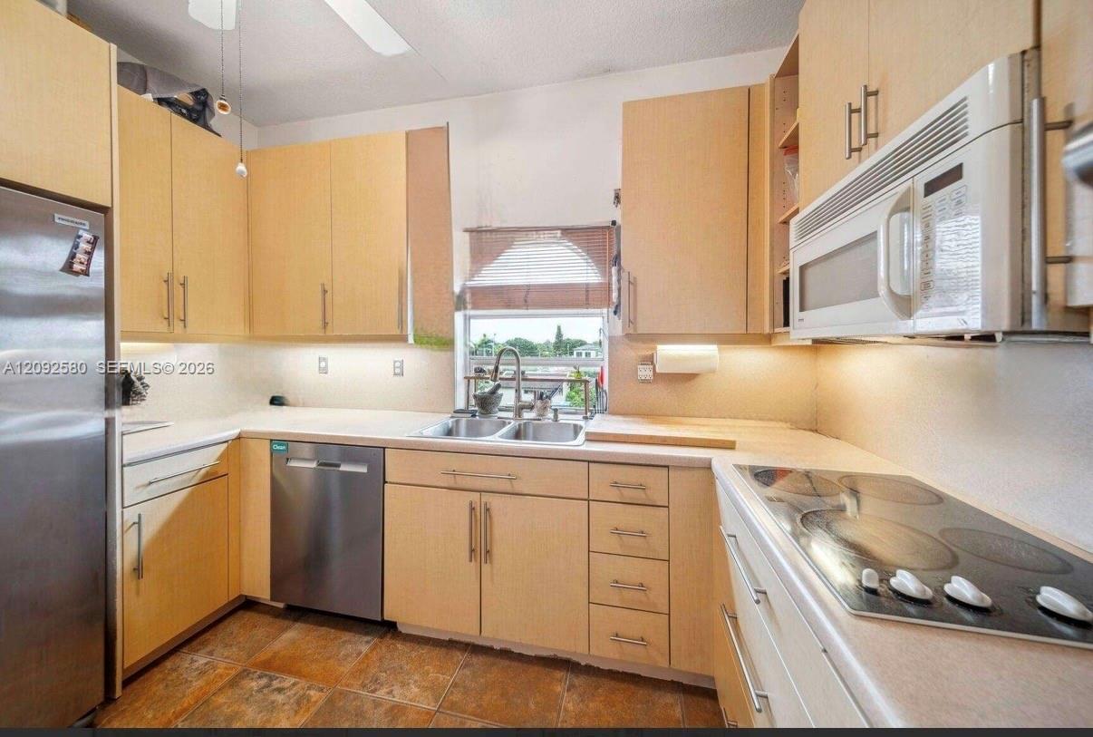 9008 Collins Avenue 402 Property Photo 7