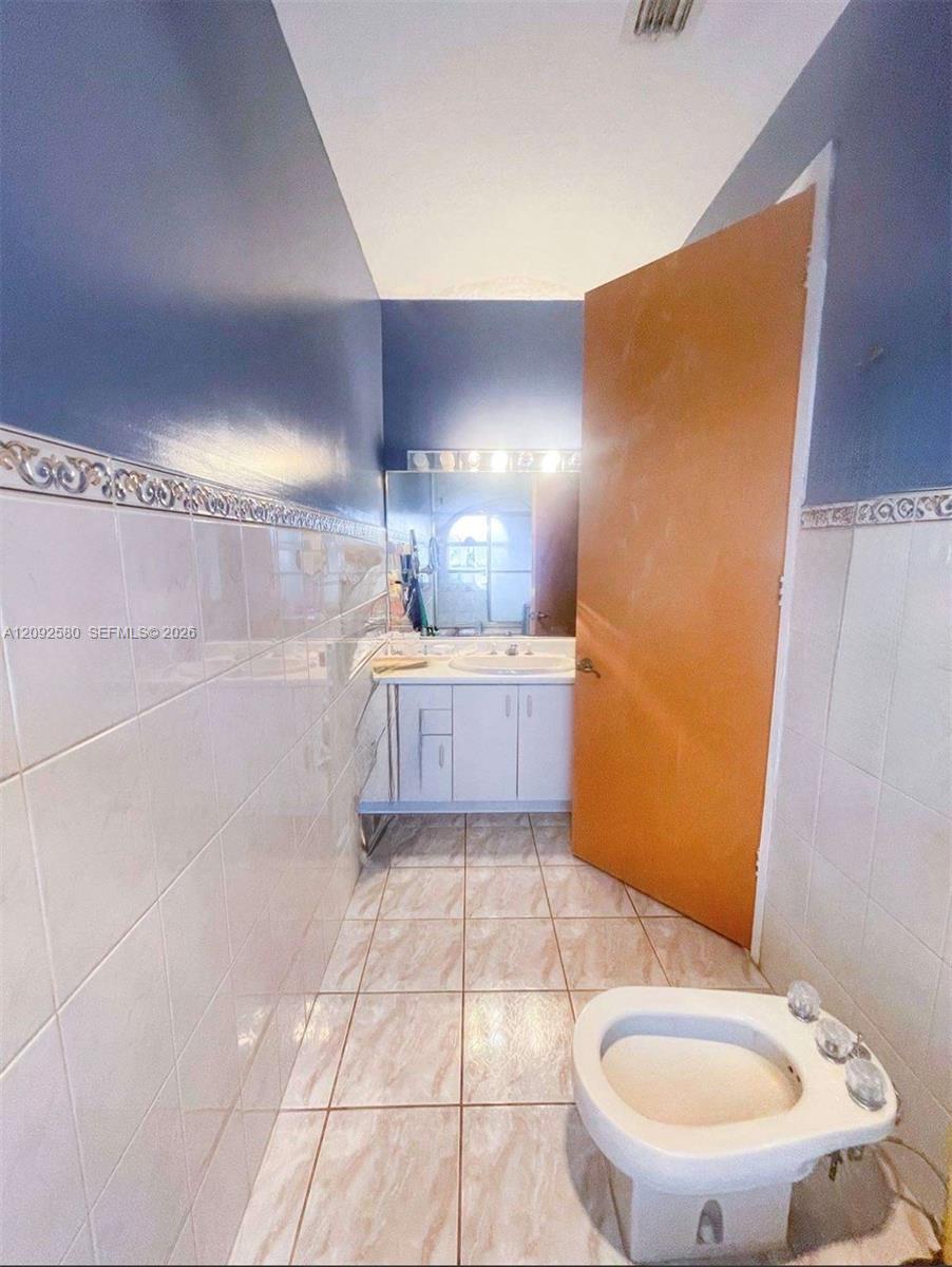 9008 Collins Avenue 402 Property Photo 28